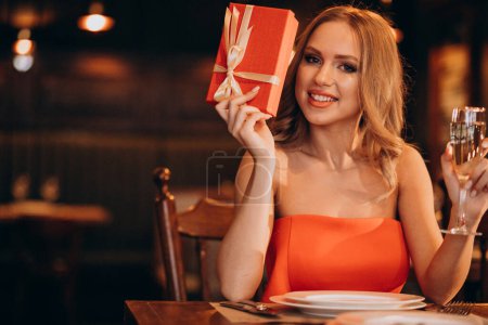 Téléchargez les photos : Femme tenant présent en boîte rouge le jour de la Saint-Valentin - en image libre de droit