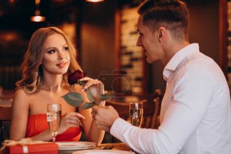 Téléchargez les photos : Couple ensemble le jour de la Saint Valentin dans un restaurant - en image libre de droit