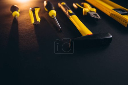 Téléchargez les photos : Ensemble d'outils jaunes sur fond noir - en image libre de droit