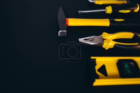 Foto de Conjunto amarillo de herramientas sobre fondo negro - Imagen libre de derechos