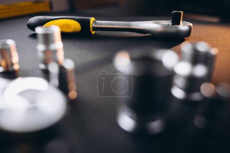 Téléchargez les photos : Ensemble d'outils jaunes sur fond noir - en image libre de droit