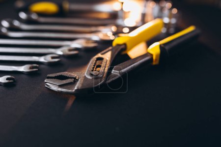 Foto de Conjunto amarillo de herramientas sobre fondo negro - Imagen libre de derechos