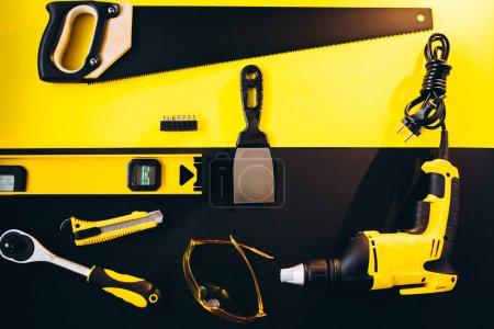 Téléchargez les photos : Ensemble d'outils jaunes sur fond noir et jaune - en image libre de droit
