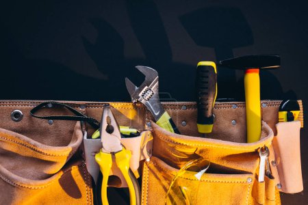 Téléchargez les photos : Ensemble d'outils isolés dans une ceinture à outils - en image libre de droit