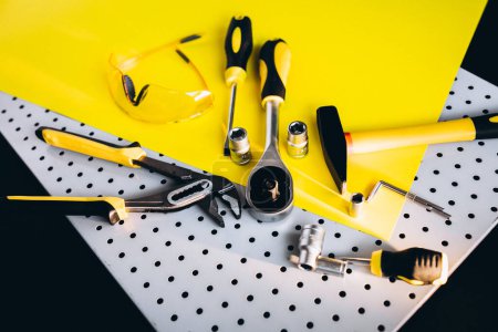 Foto de Conjunto amarillo de herramientas sobre fondo negro y amarillo - Imagen libre de derechos