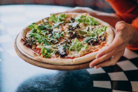 Téléchargez les photos : Savoureux rond pizza fermer sur une table - en image libre de droit