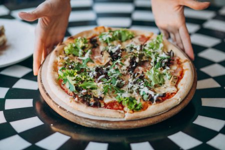 Téléchargez les photos : Savoureux rond pizza fermer sur une table - en image libre de droit