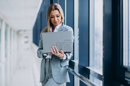 Téléchargez les photos : Jeune femme d'affaires travaillant sur ordinateur portable dans un ordinateur - en image libre de droit