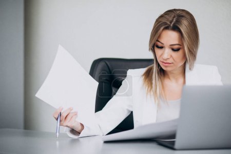 Téléchargez les photos : Femme d'affaires attrayante travaillant sur l'ordinateur dans le bureau - en image libre de droit