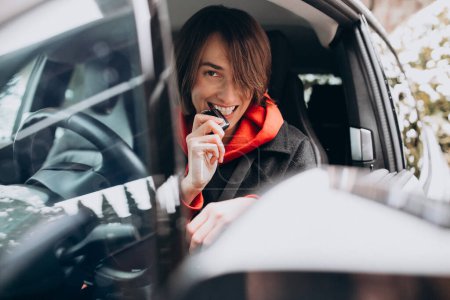 Téléchargez les photos : Femme assise à l'intérieur de la voiture électro tout en le chargeant - en image libre de droit