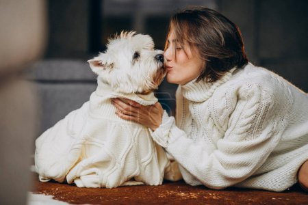 Foto de Mujer joven con su lindo perro usando suéteres calientes - Imagen libre de derechos