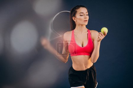 Téléchargez les photos : Jeune joueuse de tennis isolée au studio - en image libre de droit
