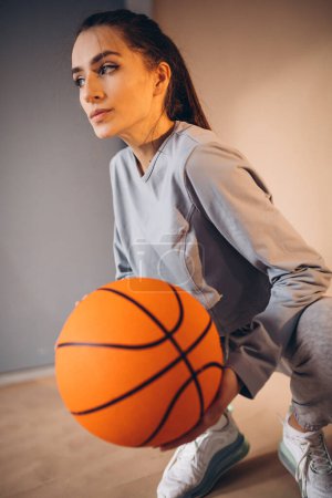 Foto de Mujer joven jugador de baloncesto aislado en el estudio - Imagen libre de derechos