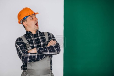 Foto de Hombre trabajador en casco aislado sobre fondo verde - Imagen libre de derechos