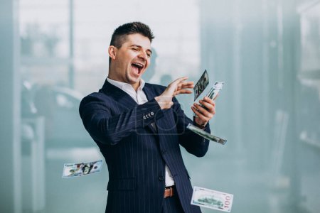 Foto de Hombre de negocios guapo con dinero en las manos - Imagen libre de derechos