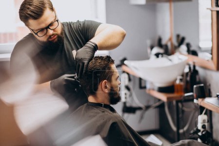 Téléchargez les photos : Client faisant une coupe de cheveux dans un salon de coiffure - en image libre de droit
