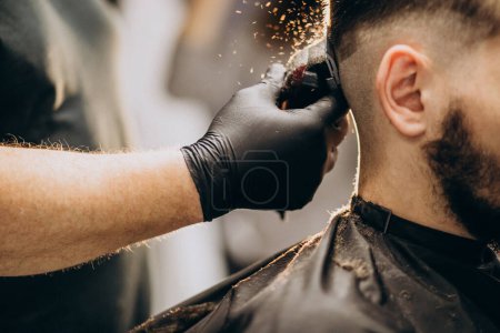 Foto de Cliente haciendo corte de pelo en una peluquería - Imagen libre de derechos