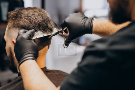 Téléchargez les photos : Client faisant une coupe de cheveux dans un salon de coiffure - en image libre de droit