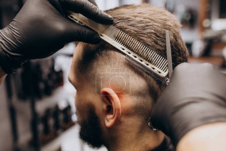 Foto de Cliente haciendo corte de pelo en una peluquería - Imagen libre de derechos