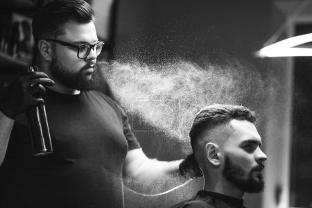 Téléchargez les photos : Bel homme à un salon de coiffure faire coiffure - en image libre de droit