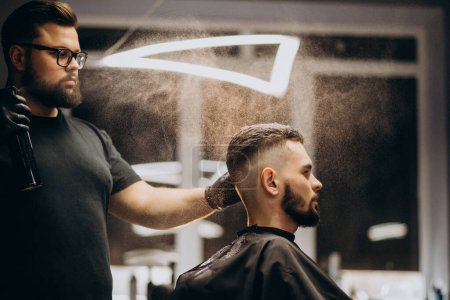 Foto de Hombre guapo en una peluquería haciendo peinado - Imagen libre de derechos