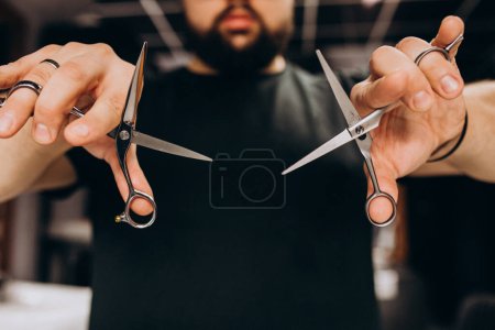 Téléchargez les photos : Coiffeur professionnel avec outils de coiffeur gros plan - en image libre de droit