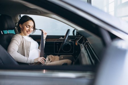 Téléchargez les photos : Belle femme enceinte conduisant en voiture - en image libre de droit