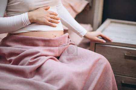 Foto de Mujer embarazada joven que tiene toxicosis en el primer trimestre - Imagen libre de derechos