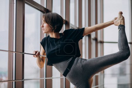 Téléchargez les photos : Jeune femme faisant de l'exercice au gymnase - en image libre de droit