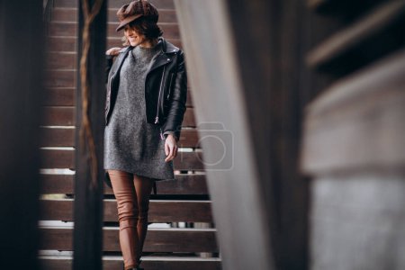 Téléchargez les photos : Jeune belle femme en veste en cuir à l'extérieur de la rue - en image libre de droit