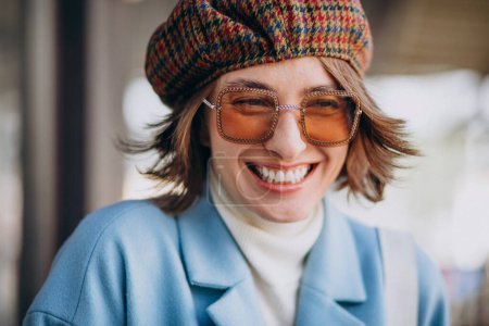 Téléchargez les photos : Portrait d'une jeune femme en lunettes de soleil et chapeau - en image libre de droit