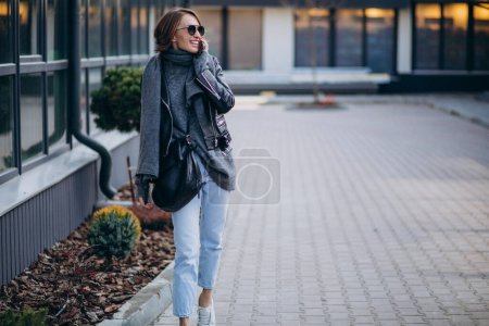 Téléchargez les photos : Jeune femme modèle en veste en cuir à l'extérieur de la rue - en image libre de droit