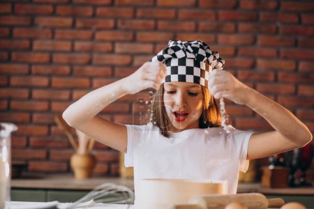 Téléchargez les photos : Jeune fille pâtisserie à la cuisine pour le petit déjeuner - en image libre de droit