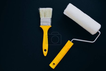 Foto de Pintura cepillo y rodillo aislado, para reparaciones - Imagen libre de derechos
