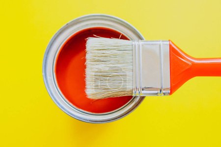 Foto de Lata de pintura con pincel para reparaciones aisladas - Imagen libre de derechos