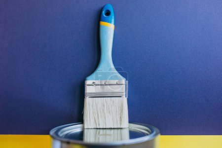 Foto de Lata de pintura con pincel para reparaciones aisladas - Imagen libre de derechos