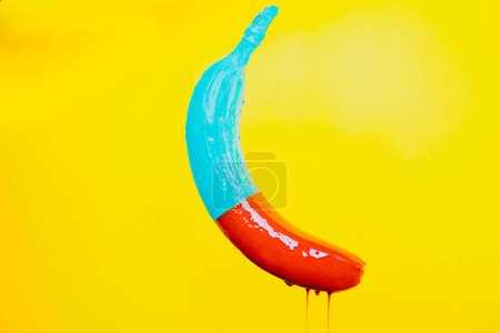 Foto de Plátano en pinturas coloridas aisladas sobre fondo amarillo - Imagen libre de derechos