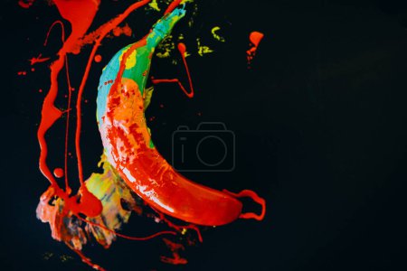 Foto de Plátano teñido en pinturas de colores sobre fondo negro - Imagen libre de derechos
