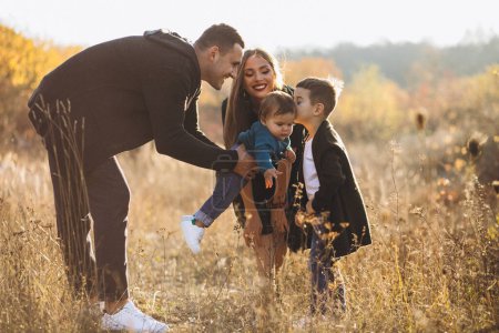 Foto de Familia joven con dos hijos juntos en el parque - Imagen libre de derechos