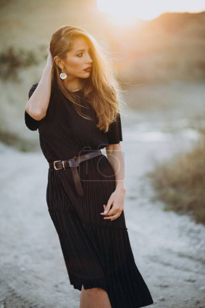 Téléchargez les photos : Portrait d'une jeune femme sensuelle sur un coucher de soleil - en image libre de droit