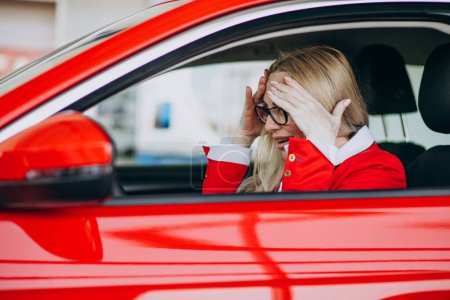Téléchargez les photos : Femme d'affaires assise dans une nouvelle voiture dans une salle d'exposition de voiture - en image libre de droit