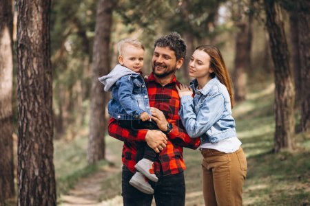 Téléchargez les photos : Famille avec petit fils ensemble dans la forêt - en image libre de droit