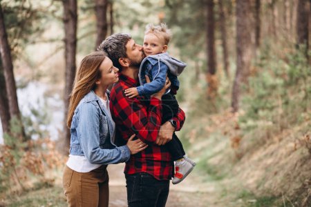 Téléchargez les photos : Jeune famille avec petit fils en forêt - en image libre de droit