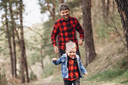 Téléchargez les photos : Père avec petit fils dans les bois - en image libre de droit