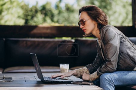 Téléchargez les photos : Femme d'affaires travaillant sur ordinateur portable hors de la maison - en image libre de droit
