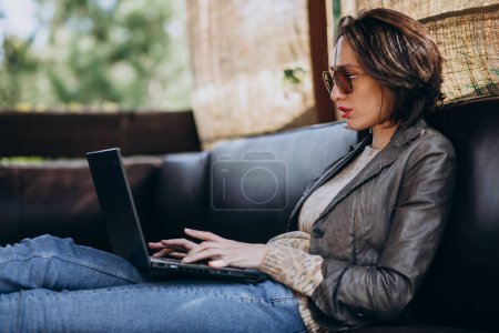 Foto de Mujer de negocios trabajando en el ordenador portátil fuera de casa - Imagen libre de derechos