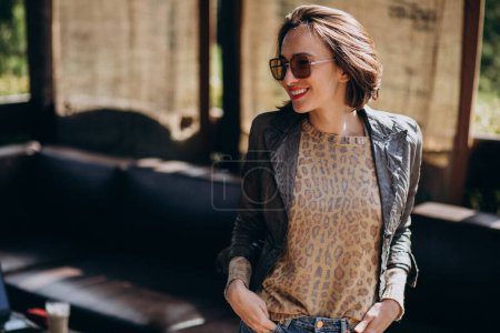Foto de Mujer joven modelo en chaqueta posando fuera - Imagen libre de derechos