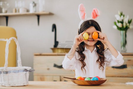 Foto de Niña pintando huevos para Pascua - Imagen libre de derechos