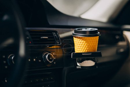 Téléchargez les photos : Tasse de café dans un porte-gobelet voiture - en image libre de droit