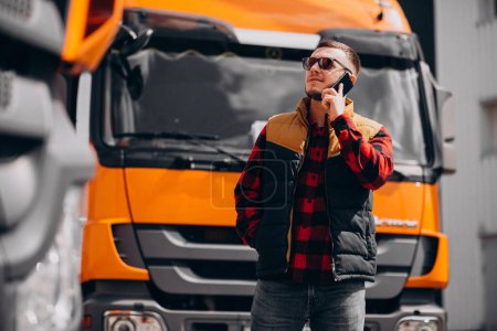 Téléchargez les photos : Charmant chauffeur de camion homme debout près du camion - en image libre de droit